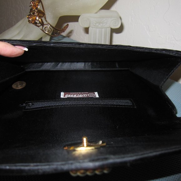 Black Evening Back w/Gold accent & chain by Walborg - Vintage - Picture 5 of 6